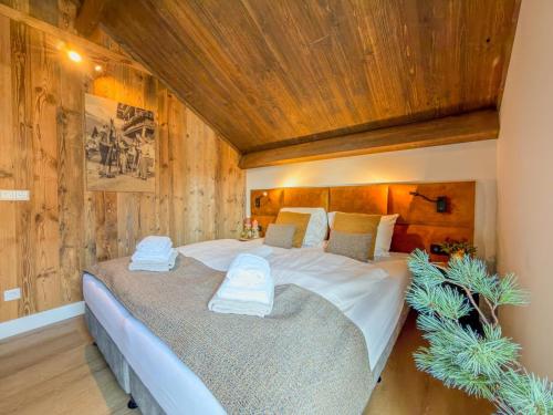 two beds in a room with wooden walls at Berg und See in Afritz