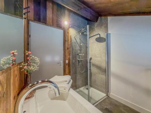 a bathroom with a sink and a shower at Mirnockblick in Afritz