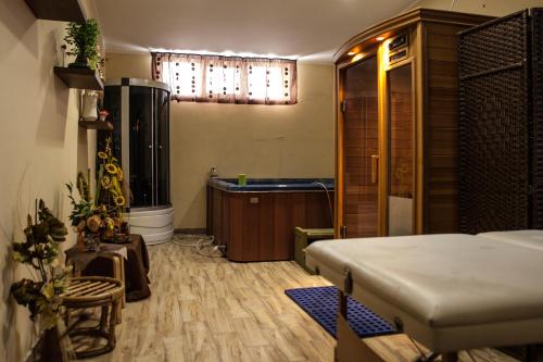 um quarto com uma cama e uma banheira em Agriturismo Monticelli em Mussomeli