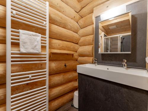 a bathroom with a wooden wall at Jenig 2B in Jenig