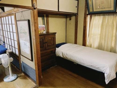 a small bedroom with a bunk bed and a dresser at 直島古民家一棟貸し笑くんNaoshima 'Shoukun' Entire house in Naoshima