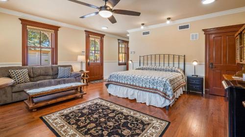 a bedroom with a bed and a couch at Lewis Loft by AvantStay in Paso Robles