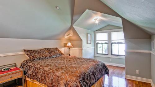 a bedroom with a bed and a window at Hustons Attic by AvantStay in Paso Robles