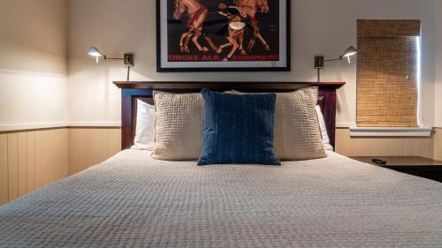 a bedroom with a bed with a blue pillow at Park Place by AvantStay in Paso Robles