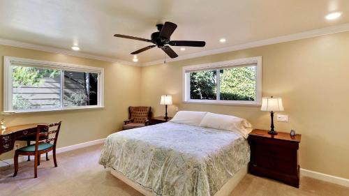 a bedroom with a bed and a ceiling fan at Two Sweet by AvantStay in Paso Robles