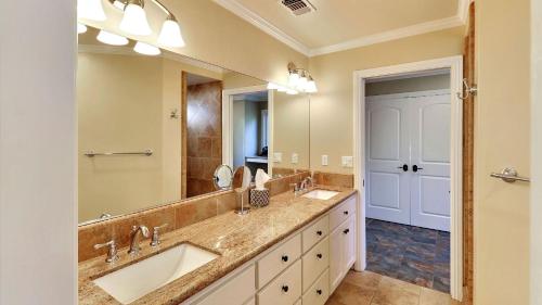 a bathroom with two sinks and a large mirror at Two Sweet by AvantStay in Paso Robles