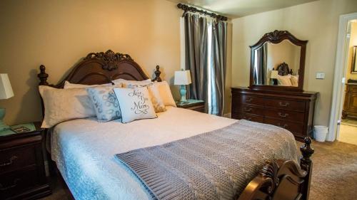 a bedroom with a large bed and a large mirror at Baby Bliss by AvantStay in Paso Robles