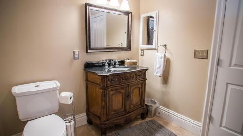 a bathroom with a sink and a toilet and a mirror at Baby Bliss by AvantStay in Paso Robles