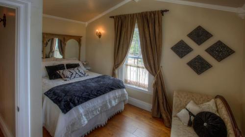 a bedroom with a bed and a window at Bliss House by AvantStay in Paso Robles