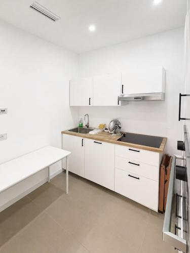 Elegant Balcony Apartment in Duomo AC WIFI and FREE WASHING MASHINE