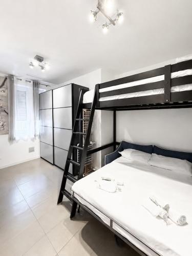 Elegant Balcony Apartment in Duomo AC WIFI and FREE WASHING MASHINE