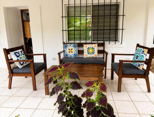 a living room with two chairs and a couch at La Casita de Yan in Puerto Viejo