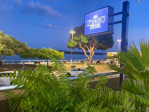 a sign for an anaheim hotel with a parking lot at Hotel Xingu in Altamira