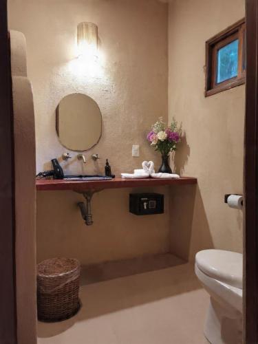 巴利亚多利德Hotel Boutique Refugio 41的浴室里有洗手池和镜子