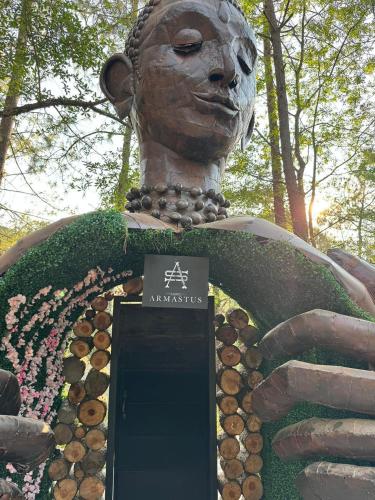 a statue of a head with a sign on it at Disfruta del Bosque in Mazamitla