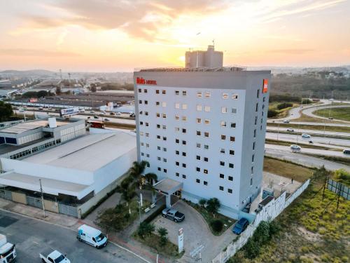 an aerial view of a hotel with a parking lot at ibis Contagem Ceasa in Contagem