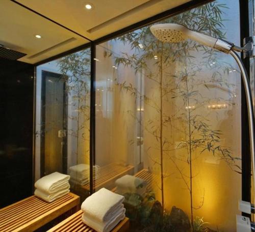 a room with a glass wall with a teddy bear at Tiantai Hotel in Wachangtan