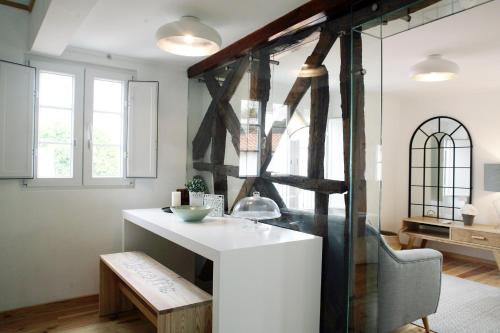 een keuken met een wit aanrecht en een aantal ramen bij Alfama Apartment with River view in Lissabon