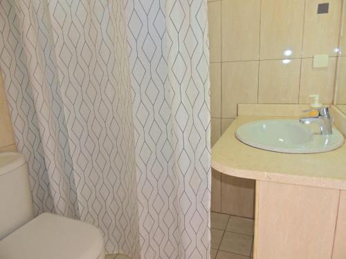 ein Badezimmer mit Waschbecken und Toilette in der Unterkunft Avanda Rooms in Dhërmi