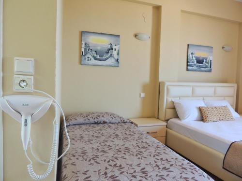 ein Hotelzimmer mit einem Bett und einem Bettrock in der Unterkunft Avanda Rooms in Dhërmi