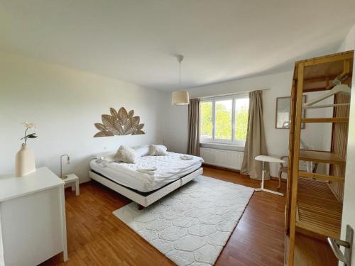 a bedroom with a bed and a window at Horizon Lac - wifi - parking in Morges