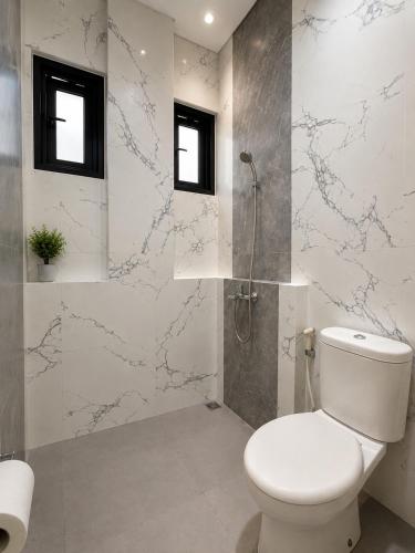 a bathroom with a toilet and a shower at Wisma Pelangi 1 in Jakarta
