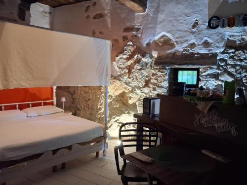 a bedroom with a bed and a desk in a room at #3MTSOPRAILCIELO '' SCuLPTuRe '' in Felitto