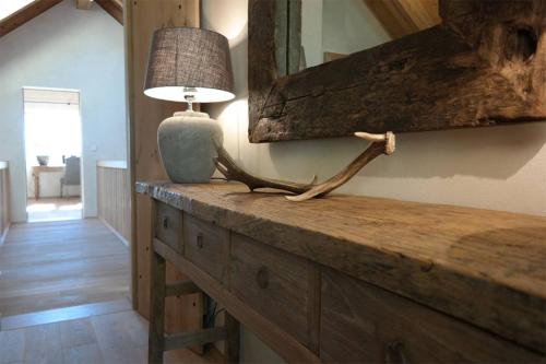 a lamp on top of a wooden dresser in a room at Romantikhütte Rothaarsteig in Schmallenberg