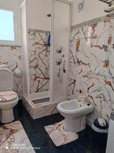 a bathroom with a toilet and a shower at Villa Luisa Torres in Argozelo