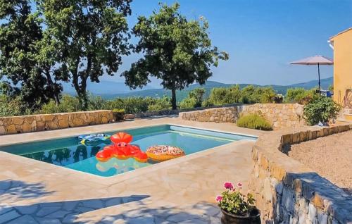 a swimming pool in a backyard with a resort at Villa Pisicne in Mons