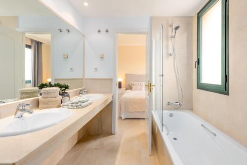 El Manantial Elviria - Spacious Sea View Apartment with Large Terrace