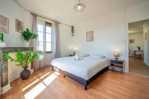 a bedroom with a large bed in a room at Le Chagnotin in Chagny