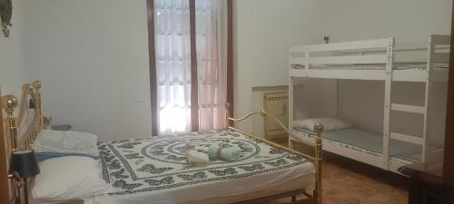 a small bedroom with a bunk bed and a bunk bedouble at Affittacamere Casa Sermide in Caniparola di Fosdinovo