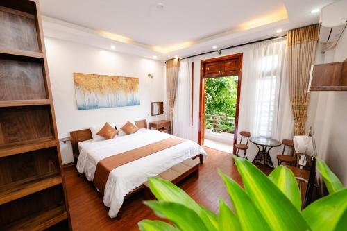 a bedroom with a bed and a large window at Cortis Homestay in Nà Rẻ