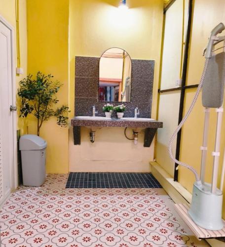 a bathroom with a sink and a mirror at โรงแรมเพ็ญพิศ in Ban Non Nam Thaeng