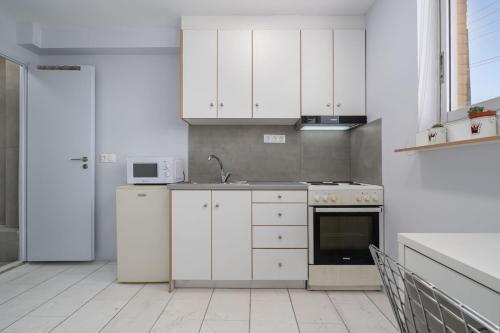Alpha Studio Athens Ideal for Long Stays Near Dafni Metro with fiber optic WiFi