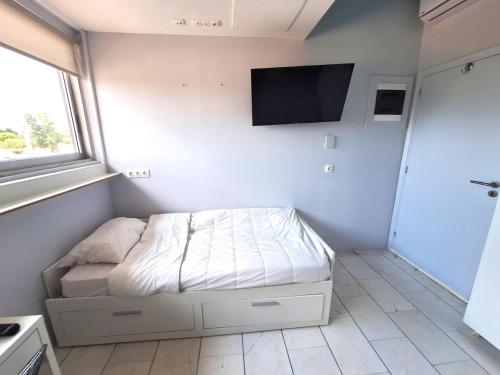 Alpha Studio Athens Ideal for Long Stays Near Dafni Metro with fiber optic WiFi
