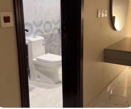a bathroom with a white toilet in a room at شقة غرفتين وصالة مريحة in Jeddah
