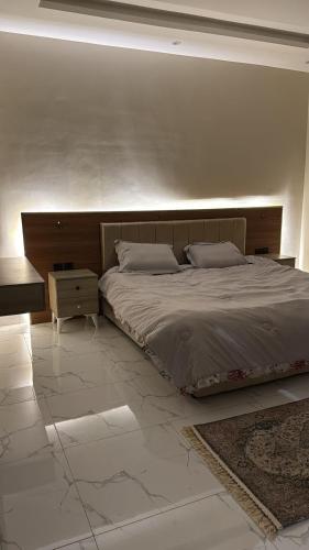 a bedroom with a large bed and a desk at شقة غرفتين وصالة مريحة in Jeddah
