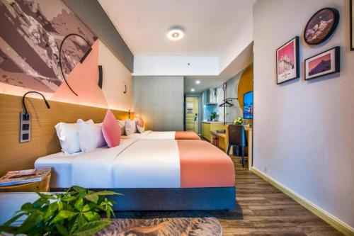 a hotel room with a large bed in a room at Yunting Resort in Huadu