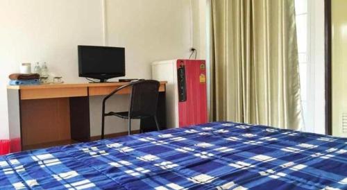 a room with a bed and a desk with a computer at Wanarom Resort in Ban Maklua Kao