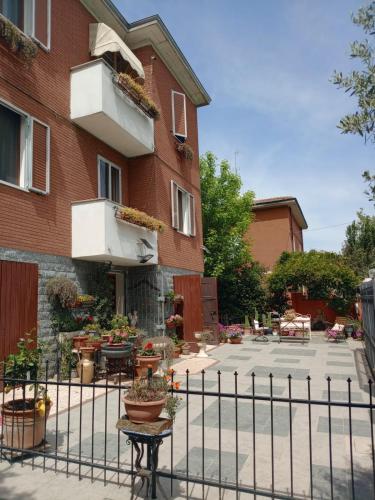 a building with potted plants and a fence at B&B Villa Firefly in Modena