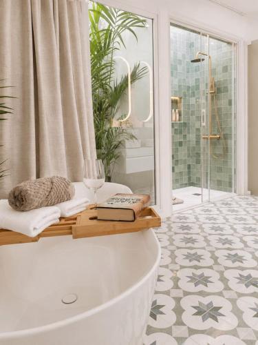 a bath tub in a bathroom with a shower at Gándara Lodge Luxury in Tijoco de Abajo