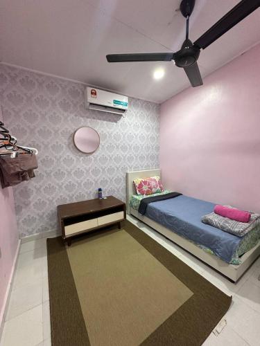 a bedroom with a bed and a ceiling fan at Homestay D Makmur UNIT 2 in Mersing
