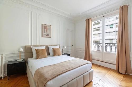 Prestigious 4BR - Sleeps 9 - Eiffel Tower