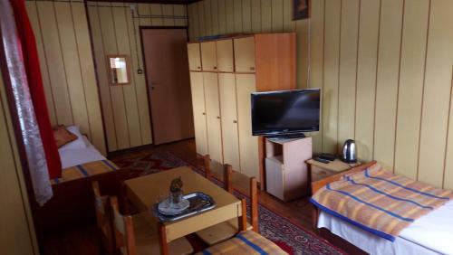 a small room with a bed and a television at Nad Bałtykiem in Mrzeżyno