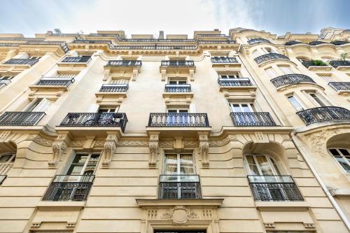 Prestigious 4BR - Sleeps 9 - Eiffel Tower