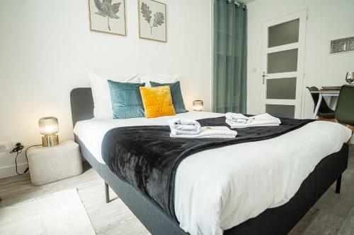 Elegant Apartment - Steps from Cathedral