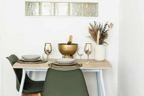 Elegant Apartment - Steps from Cathedral