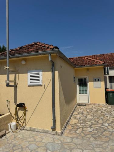 a yellow house with a white door at Casa Regina in Crno